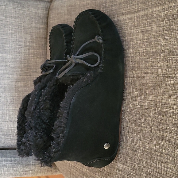 Great UGG moccasins worn 1 time indoors - Picture 3 of 6